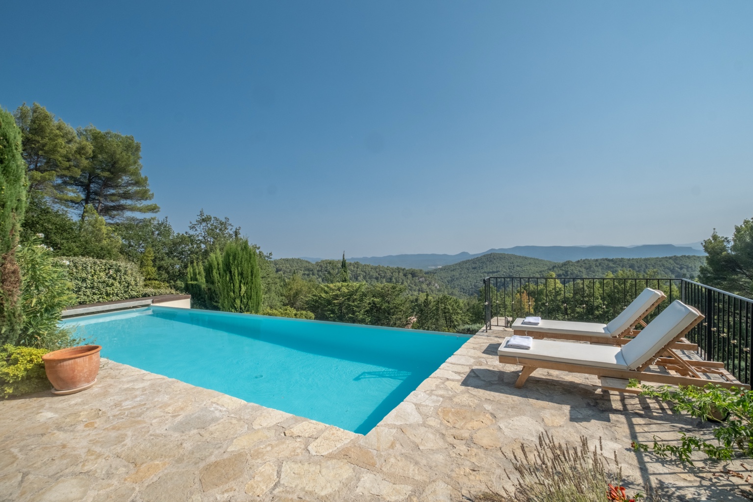 Piscine à débordement et terrasse de la maison à Seillans